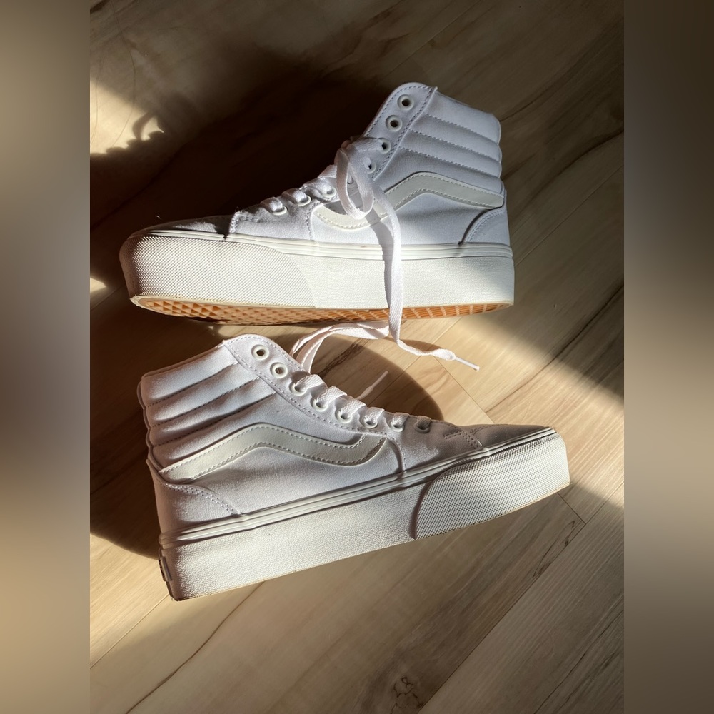 White Hightop Vans women’s 7, mens 5